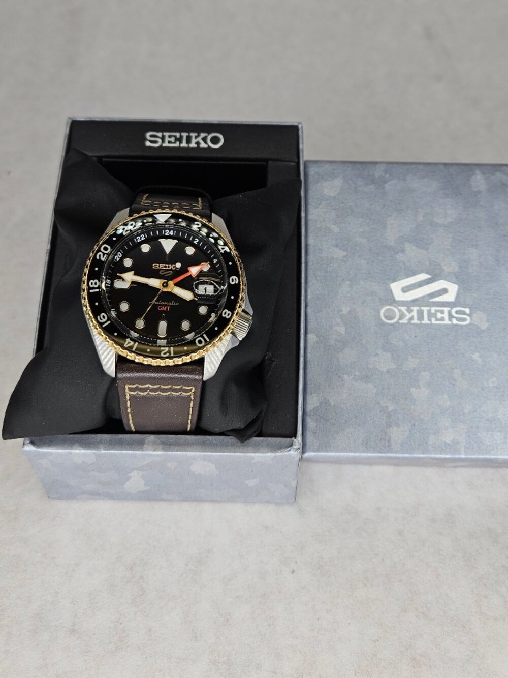 Seiko Sport 5 Automatic GMT 4R34-00A0 Black Gold Wristwatch Leather with Box